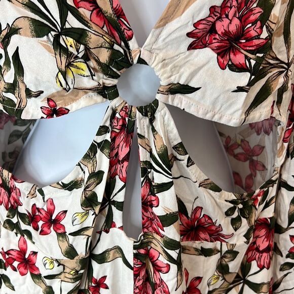 Material Girl Shorts Romper Size XXL V Neck Cutouts Floral White Gold Zipper New - Picture 5 of 8